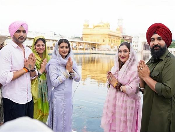 geeta basra harbhajan singh raj kundra and sunita ahuja at golden temple