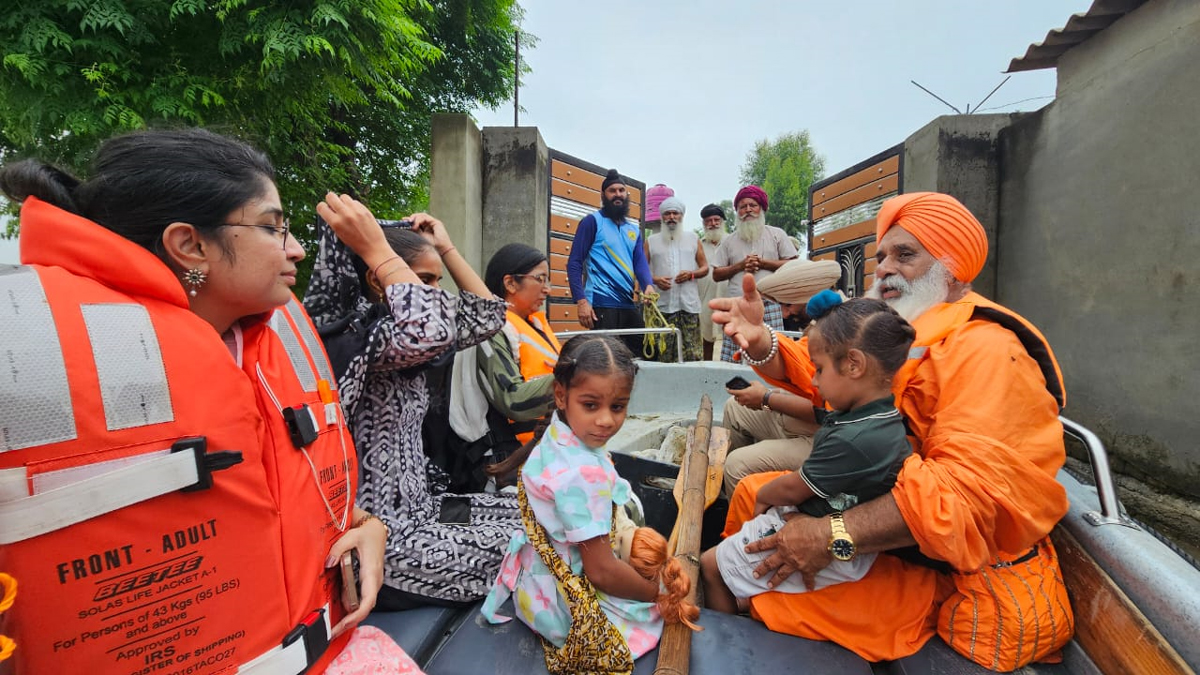 ਹੜ੍ਹ ਪ੍ਰਭਾਵਿਤ ਇਲਾਕਿਆਂ ''ਚ ਲੋਕਾਂ ਦੀ ਮਦਦ ਲਈ ਅੱਗੇ ਆਏ ਸੰਤ ਸੀਚੇਵਾਲ, ਜ਼ਿੰਦਗੀਆਂ ਬਚਾਉਣ ''ਚ ਜੁਟੇ