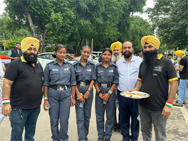 tera tera hatti distribute water and biscuits outside guru gobind singh stadium