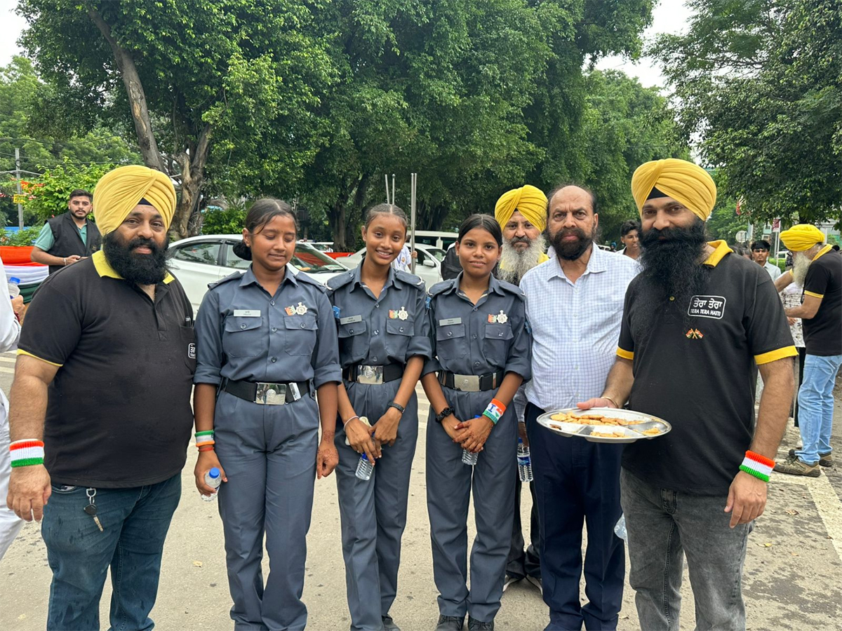 ਆਜ਼ਾਦੀ ਦਿਹਾੜੇ ''ਤੇ ਗੁਰੂ ਗੋਬਿੰਦ ਸਿੰਘ ਸਟੇਡੀਅਮ ਬਾਹਰ ''ਤੇਰਾ-ਤੇਰਾ ਹੱਟੀ'' ਨੇ ਲਾਇਆ ਪਾਣੀ ਤੇ ਬਿਸਕੁਟਾਂ ਦਾ ਲੰਗਰ