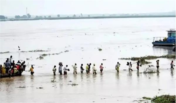 rivers in spate due to heavy rains in bihar
