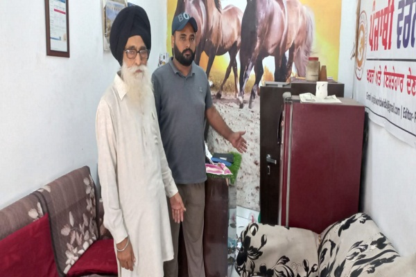 ਤਿੰਨ ਦੁਕਾਨਾਂ ਦੇ ਸ਼ਟਰ ਪੁੱਟ ਕੇ ਕੀਤੀ ਚੋਰੀ, ਸੀ. ਸੀ. ਟੀ. ਵੀ. ਕੈਮਰੇ ''ਚ ਕੈਦ ਹੋਈ ਘਟਨਾ