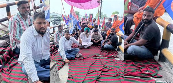 clashes between employees at jandiala guru toll plaza