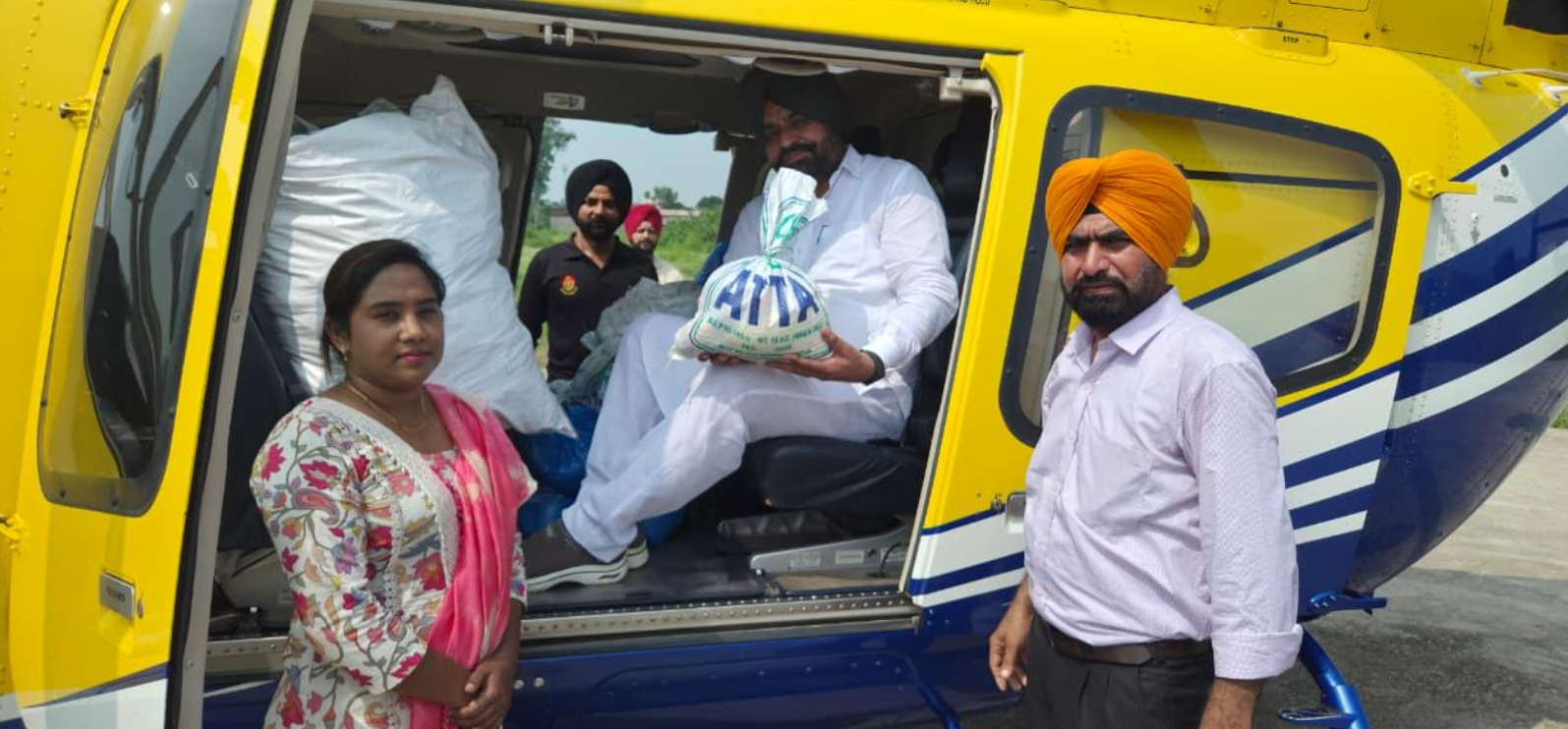 MLA ਗੁਰਦੀਪ ਰੰਧਾਵਾ ਤੇ ਸ਼ਮਸ਼ੇਰ ਸਿੰਘ ਨੇ ਖੁਦ ਹੈਲੀਕਾਪਟਰ ਰਾਹੀਂ ਹੜ੍ਹ ਪ੍ਰਭਾਵਿਤ ਪਿੰਡਾਂ ਤੱਕ ਪਹੁੰਚਾਈ ਰਾਹਤ ਸਮੱਗਰੀ