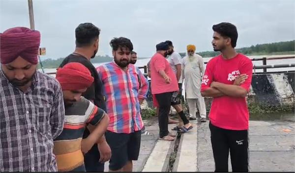 a big crack appeared on the dhanoa bridge of river beas