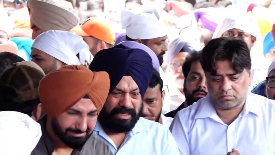 ਜਸਵਿੰਦਰ ਭੱਲਾ ਦੇ ਸਸਕਾਰ ਮੌਕੇ ਫੁੱਟ-ਫੁੱਟ ਕੇ ਰੋਏ ਗਿੱਪੀ ਗਰੇਵਾਲ ਤੇ ਗੁਰਪ੍ਰੀਤ ਘੁੱਗੀ, ਵੀਡੀਓ ਕਰ ਦੇਵੇਗੀ ਭਾਵੁਕ
