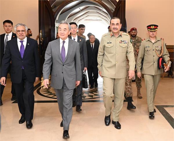 chinese foreign minister meets pakistan army chief