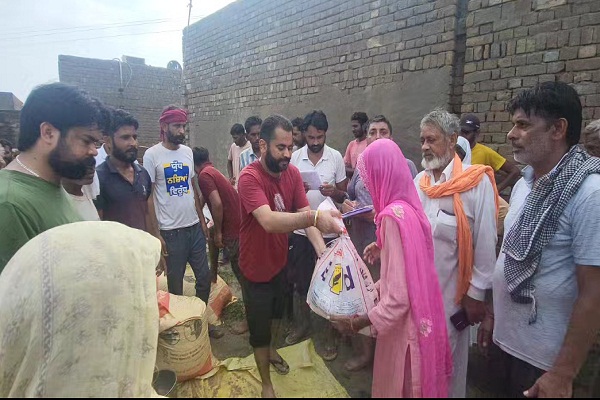 ਵਿਧਾਇਕ ਨਰਿੰਦਰ ਪਾਲ ਸਵਨਾ ਰਾਸ਼ਨ ਲੈ ਕੇ ਹੜ੍ਹ ਪ੍ਰਭਾਵਿਤ ਪਿੰਡਾਂ ’ਚ ਪੁੱਜੇ