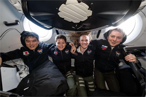 astronauts depart for earth