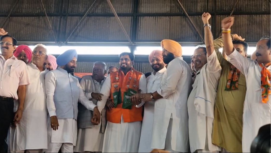 ਸਿਆਸਤ ਛੱਡ ਰਾਹਤ ਪੈਕੇਜ ਲੈਣ PM ਮੋਦੀ ਕੋਲ ਚੱਲੋ, ਅਸੀਂ ਨਾਲ ਜਾਵਾਂਗੇ: ਬਿੱਟੂ