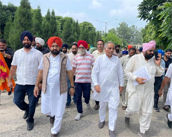 minister hardeep mundian visited urban estates in gurdaspur with chairman bahl