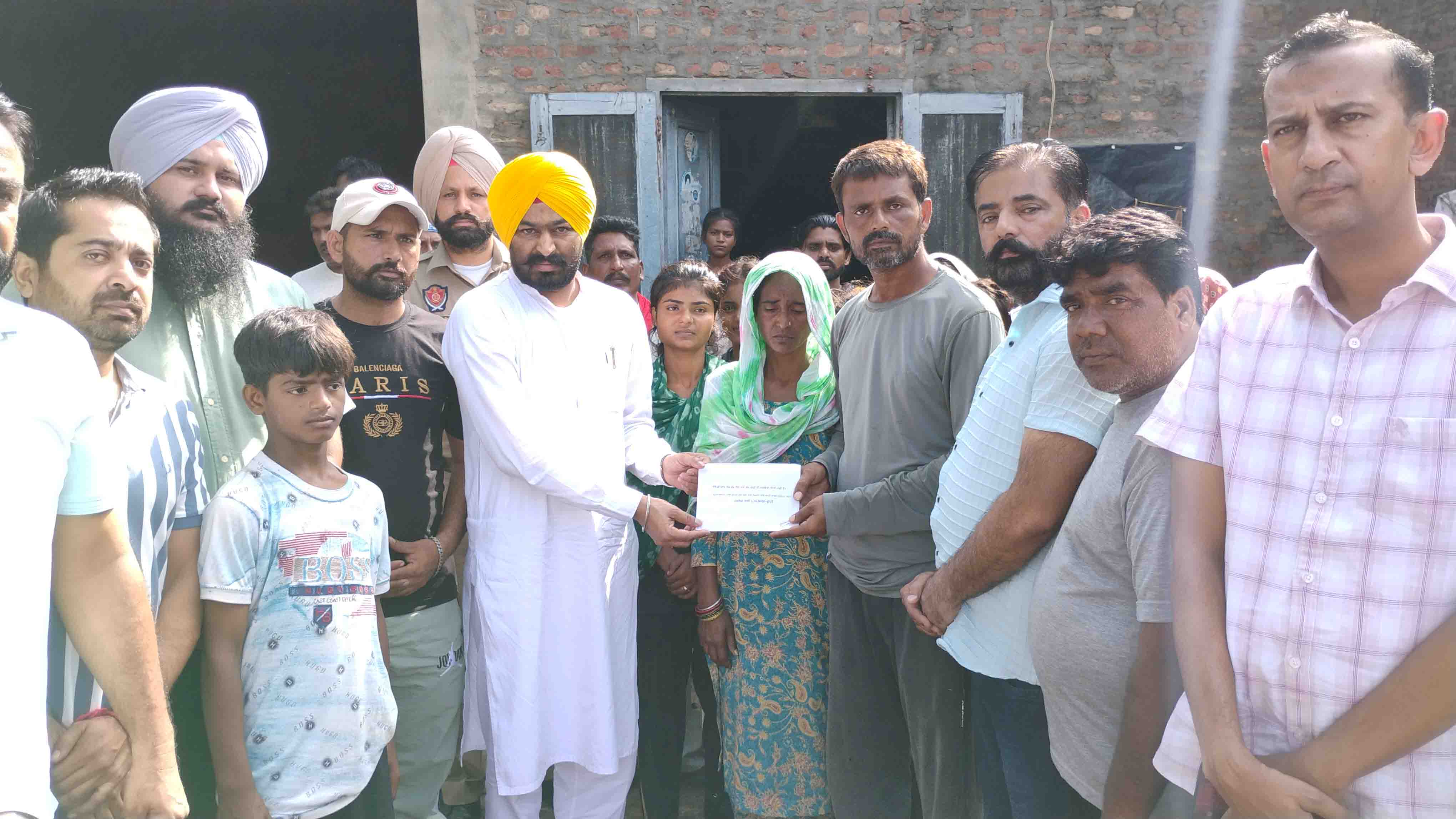 ਕੁਦਰਤੀ ਆਫ਼ਤ ਕਾਰਨ ਬੱਚੇ ਦੀ ਮੌਤ ''ਤੇ MLA ਨੇ ਦਿੱਤਾ 4 ਲੱਖ ਰੁਪਏ ਦਾ ਮੁਆਵਜ਼ਾ