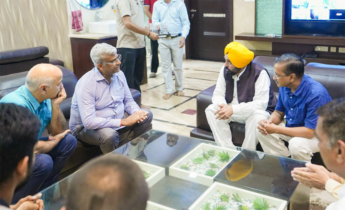 CM ਮਾਨ ਤੇ ਅਰਵਿੰਦ ਕੇਜਰੀਵਾਲ ਨੇ ਸੰਜੈ ਵਰਮਾ ਦੇ ਪਰਿਵਾਰ ਨਾਲ ਕੀਤਾ ਦੁੱਖ਼ ਸਾਂਝਾ