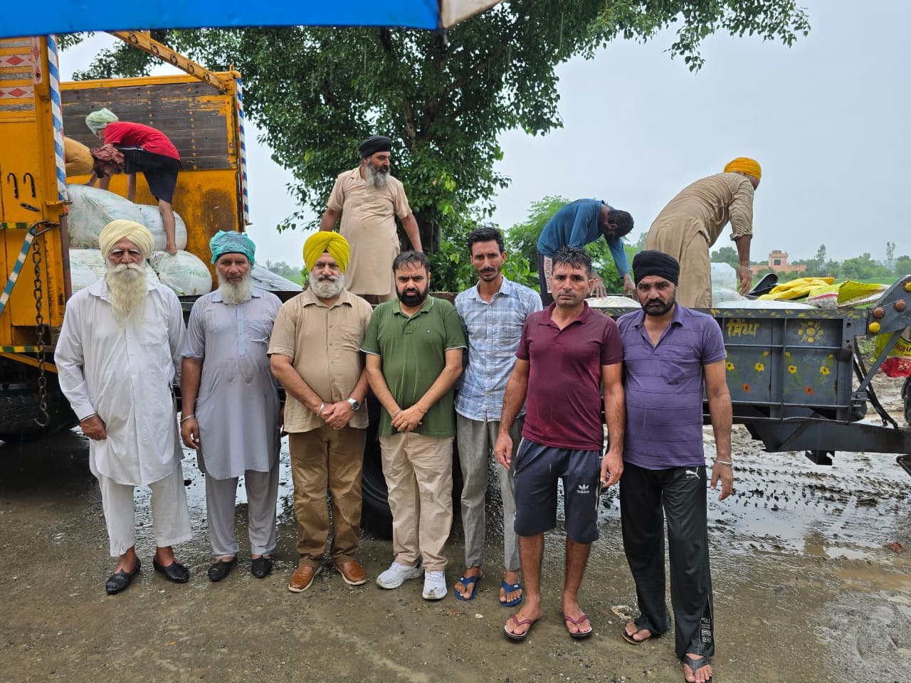 ਸਰੱਬਤ ਦਾ ਭਲਾ ਟਰੱਸਟ ਨੇ ਅਜਨਾਲਾ ਦੇ ਹੜ੍ਹ ਪੀੜਤਾਂ ਨੂੰ 20 ਟਨ ਪਸ਼ੂ-ਚਾਰਾ ਵੰਡਿਆ