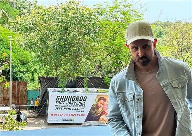 ਵਾਰ 2 ਤੋਂ ਪਹਿਲਾਂ ਰਿਤਿਕ-NTR ਦੀ ''ਜੰਗ'' ਸੜਕਾਂ ''ਤੇ ਪਹੁੰਚੀ, ਘਰ ਦੇ ਬਾਹਰ ਲੱਗਿਆ ਚੈਲੇਂਜਿੰਗ ਬਿਲਬੋਰਡ