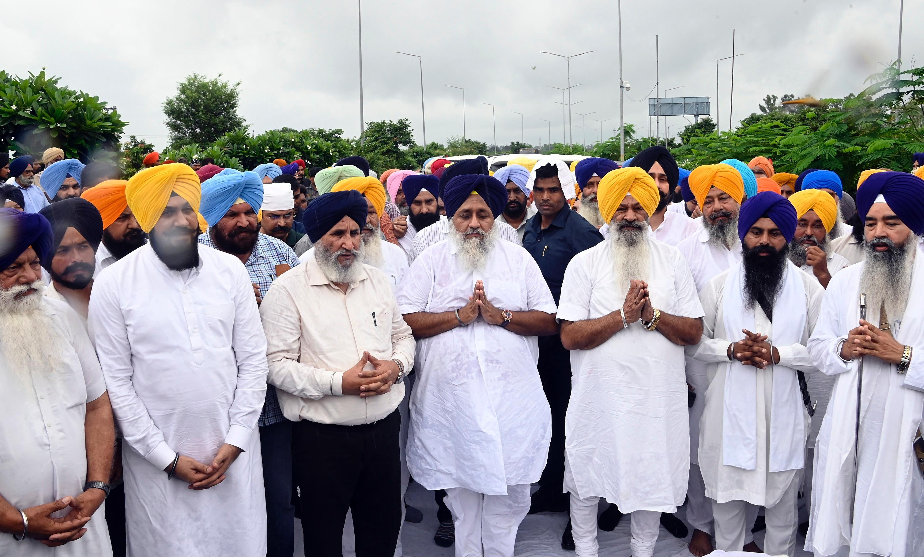ਸੁਖਬੀਰ ਸਿੰਘ ਬਾਦਲ ਨੇ ’ਲਹਿੰਦੇ’ ਤੇ ’ਚੜ੍ਹਦੇ’ ਪੰਜਾਬ ਦੇ ਲੋਕਾਂ ਦੀਆਂ ਮੁਸੀਬਤਾਂ ਦੇ ਖ਼ਾਤਮੇ ਲਈ ਕੀਤੀ ਅਰਦਾਸ