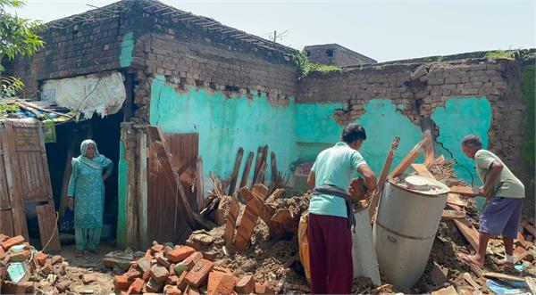 roof of poor man  s house collapses due to rain 