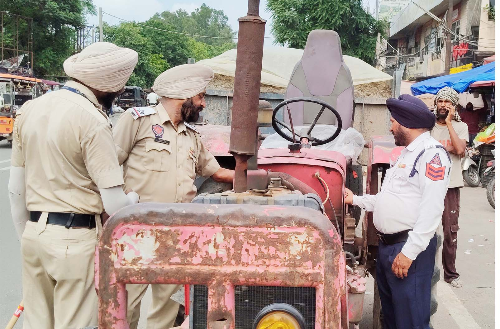 ਟ੍ਰੈਫਿਕ ਪੁਲਸ ਨੇ 13 ਵਾਹਨ ਚਾਲਕਾਂ ਦੇ ਕੱਟੇ ਚਲਾਨ