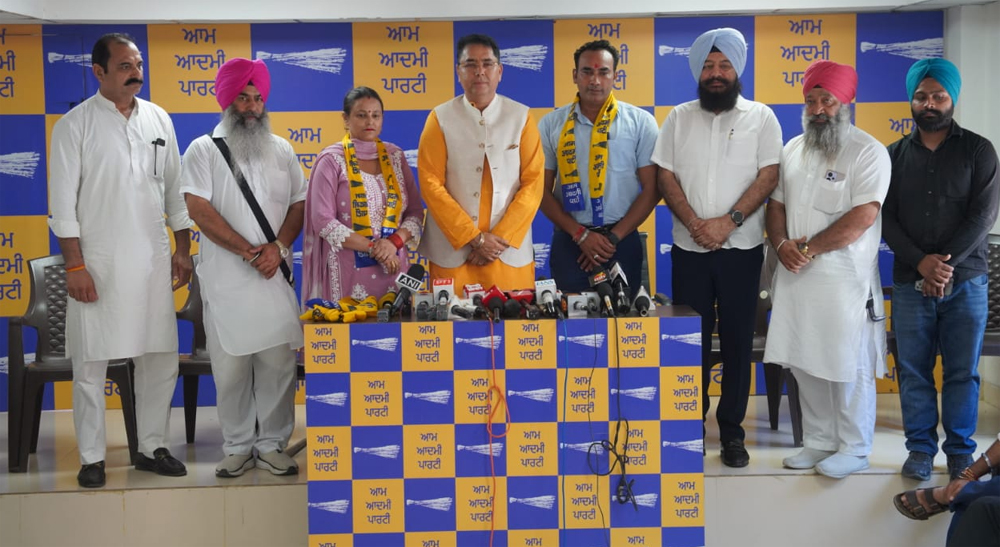 ਕਾਂਗਰਸ ਨੂੰ ਵੱਡਾ ਝਟਕਾ, ਅੰਮ੍ਰਿਤਸਰ ਦੇ ਦੋ ਕੌਂਸਲਰ ''ਆਪ'' ''ਚ ਹੋਏ ਸ਼ਾਮਲ
