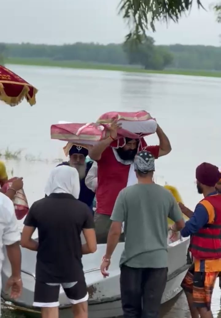 ਬਿਆਸ ਦਰਿਆ ''ਚ ਹੜ੍ਹ, ਗੁਰੂਘਰ ਤੋਂ ਸੁਰੱਖਿਅਤ ਥਾਂ ''ਤੇ ਲਿਆਂਦੇ ਗੁਰੂ ਗ੍ਰੰਥ ਸਾਹਿਬ ਜੀ ਦੇ ਪਾਵਨ ਸਵਰੂਪ