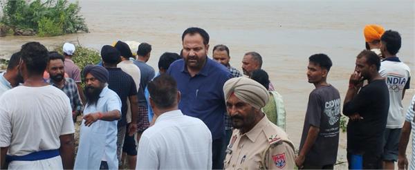 additional deputy commissioner reviews dhussi dam at pandaraval