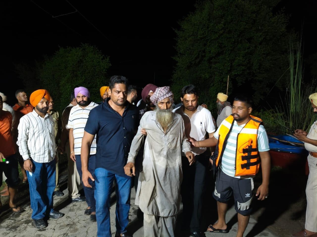 ਜੀਰਾ ਦੇ ਤਹਿਸੀਲਦਾਰ ਸਤਵਿੰਦਰ ਸਿੰਘ ਬਣੇ ਹੜ੍ਹ-ਪ੍ਰਭਾਵਿਤਾਂ ਲਈ ਮਸੀਹਾ