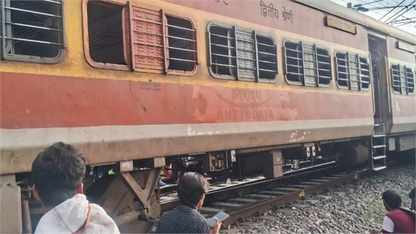 sabarmati jansadharan express train derails