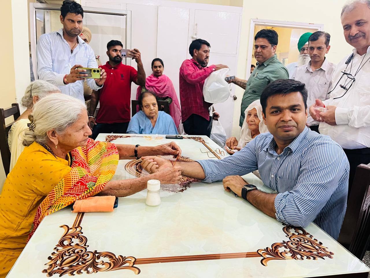 DC ਲੁਧਿਆਣਾ ਨੇ ਰੈੱਡ ਕ੍ਰਾਸ ਹੋਮ ''ਚ ਬੱਚਿਆਂ-ਬਜ਼ੁਰਗਾਂ ਨਾਲ ਮਨਾਈ ਰੱਖੜੀ