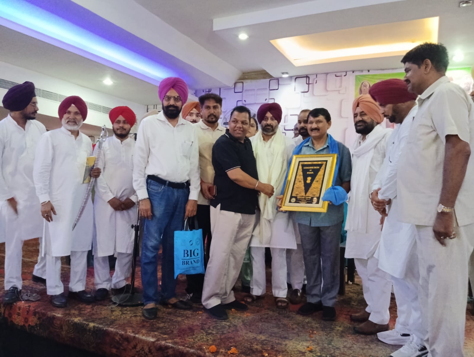 ਭਾਰਤੀ ਅੰਬੇਡਕਰ ਮਿਸ਼ਨ ਵੱਲੋਂ ਰਵਿੰਦਰਾ ਡਾਲਵੀ ਦਾ ਸੰਵਿਧਾਨ ਪ੍ਰਤਿਮਾ ਨਾਲ ਸਨਮਾਨ