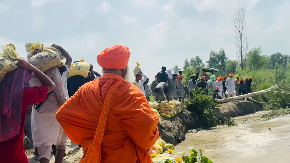 ਹੜ੍ਹਾਂ ਕਾਰਨ ਸੰਤ ਸੀਚੇਵਾਲ ਨੇ ਵਿਦੇਸ਼ ਦੌਰਾ ਕੀਤਾ ਰੱਦ, ਹੜ੍ਹ ਪ੍ਰਭਾਵਿਤ ਕਿਸਾਨਾਂ ਦੀ ਮਦਦ ਨੂੰ ਦਿੱਤੀ ਤਰਜੀਹ