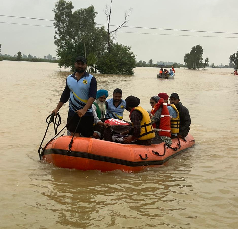 ਹੜ੍ਹ ਪ੍ਰਭਾਵਿਤ ਪਿੰਡਾਂ ’ਚੋਂ ਲੋਕਾਂ ਨੂੰ ਸੁਰੱਖਿਅਤ ਕੱਢਣ ਦਾ ਕੰਮ ਜੰਗੀ ਪੱਧਰ ’ਤੇ ਜਾਰੀ, ਇਕੋ ਦਿਨ 45 ਤੋਂ ਵੱਧ ਲੋਕਾਂ ਨੂੰ ਕੱਢਿਆ