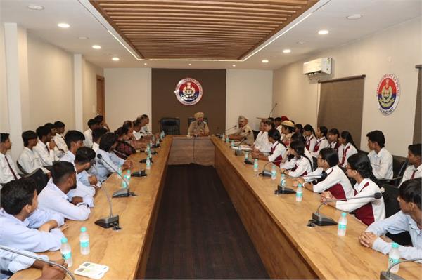 school students made aware about police procedures