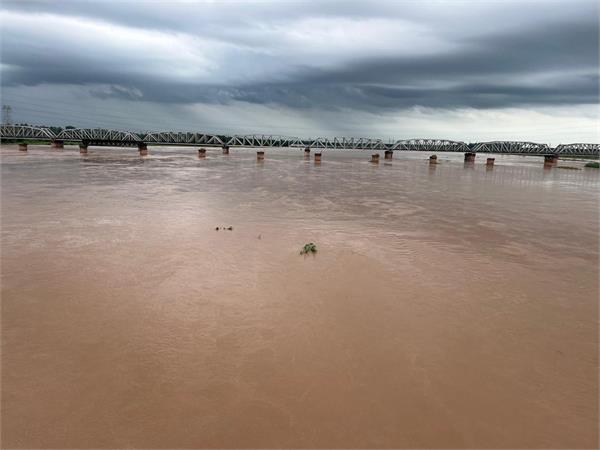 due to heavy rains  the level of the sutlej river has increased  the people 