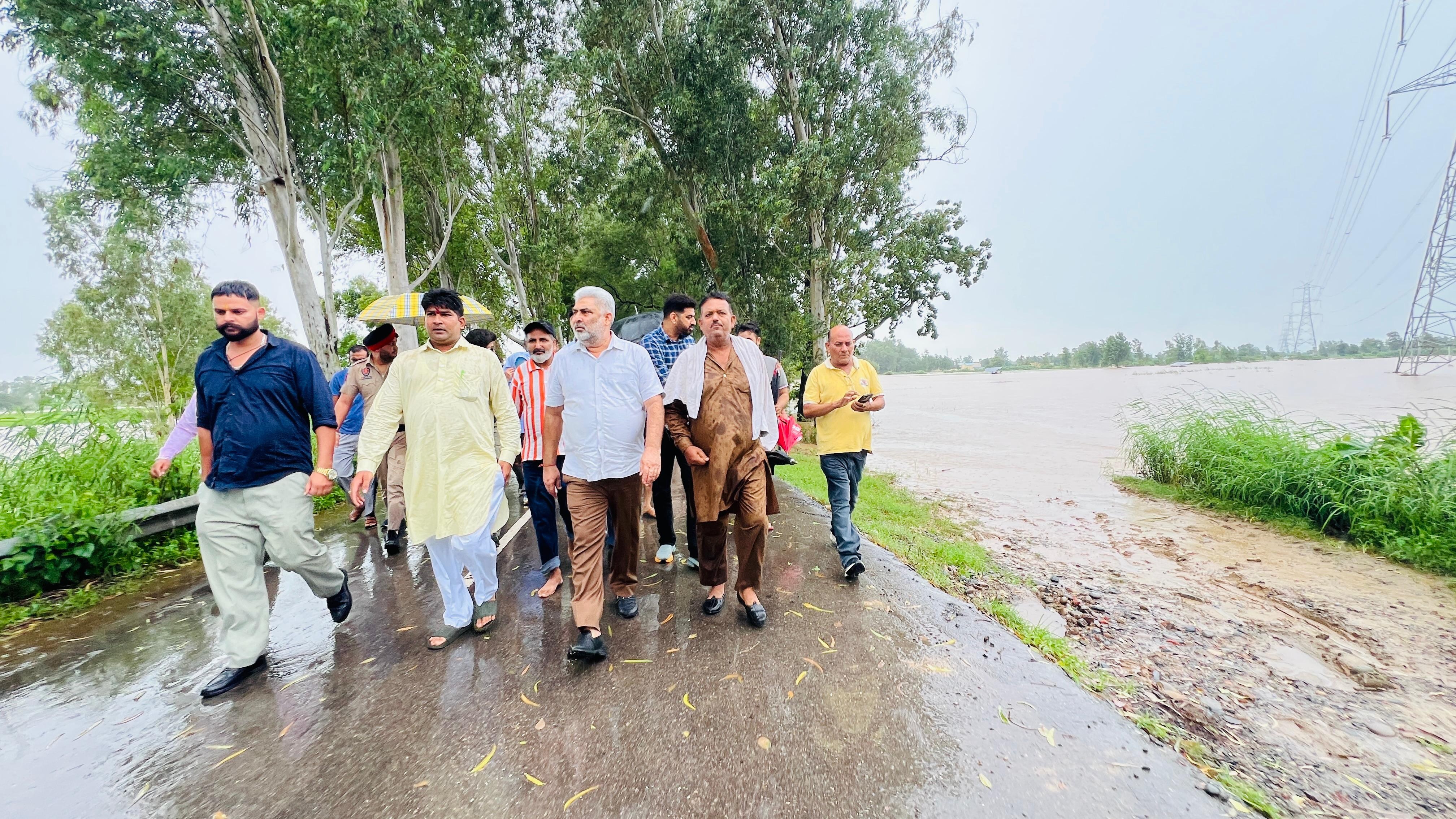 ਵੱਖ-ਵੱਖ ਪਿੰਡਾਂ 'ਚ ਹੜ੍ਹ ਦੇ ਹਾਲਾਤ, ਲੋਕਾਂ 'ਚ ਪੁੱਜੇ ਕੈਬਨਿਟ ਮੰਤਰੀ ਕਟਾਰੂਚੱਕ