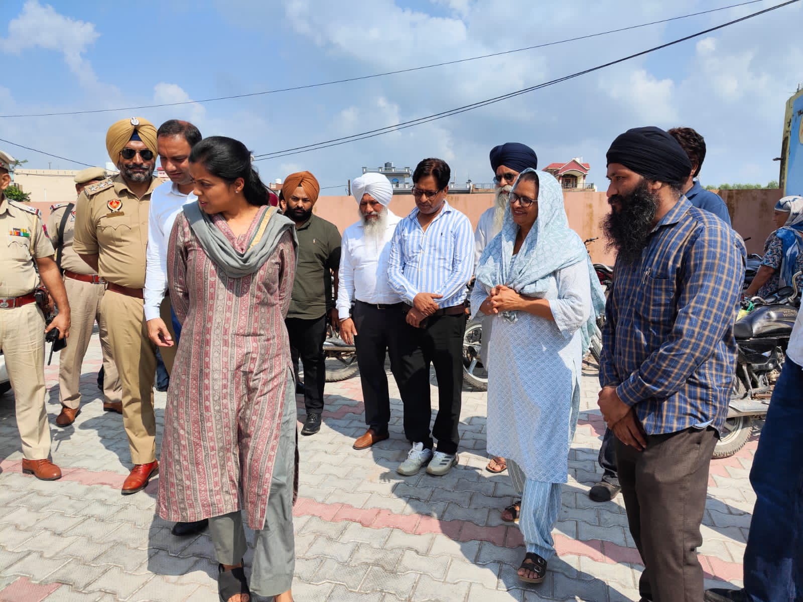 DC ਆਸ਼ਿਕਾ ਜੈਨ ਨੇ ਪਾਣੀ ਤੋਂ ਪ੍ਰਭਾਵਿਤ ਇਲਾਕਿਆਂ ''ਚ ਰਾਹਤ ਕਾਰਜਾਂ ਦਾ ਲਿਆ ਜਾਇਜ਼ਾ
