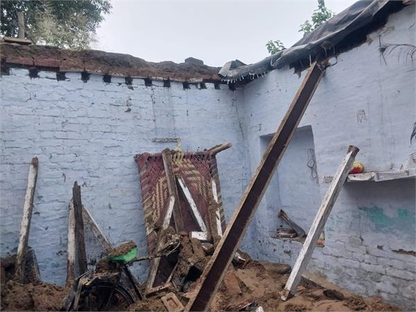 roof of house collapsed due to rain  family narrowly escaped