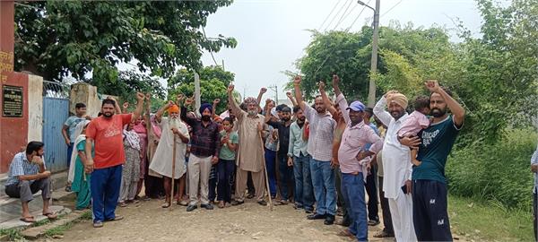 residents raise slogans over incomplete road construction work