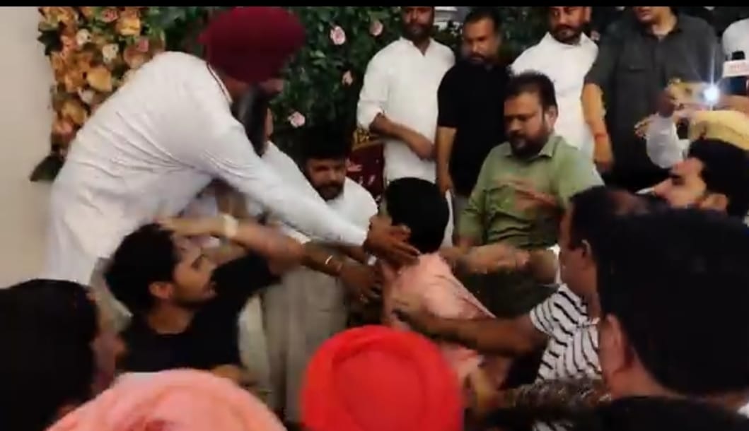 ਸ਼ੁਤਰਾਣਾ ''ਚ ਦੋ ਧੜਿਆਂ ''ਚ ਵੰਡੀ ਨਜ਼ਰ ਆਈ ਕਾਂਗਰਸ, ਸਟੇਜ ''ਤੇ ਚੜ੍ਹਨ ਲਈ ਉਲਝੇ ਆਗੂ
