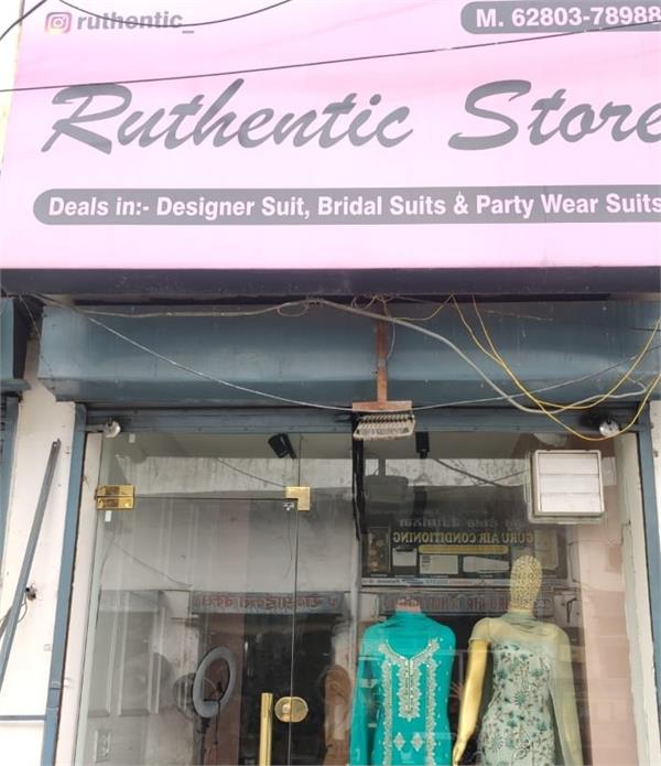thief escapes after stealing rs 8 to 9 lakh from store