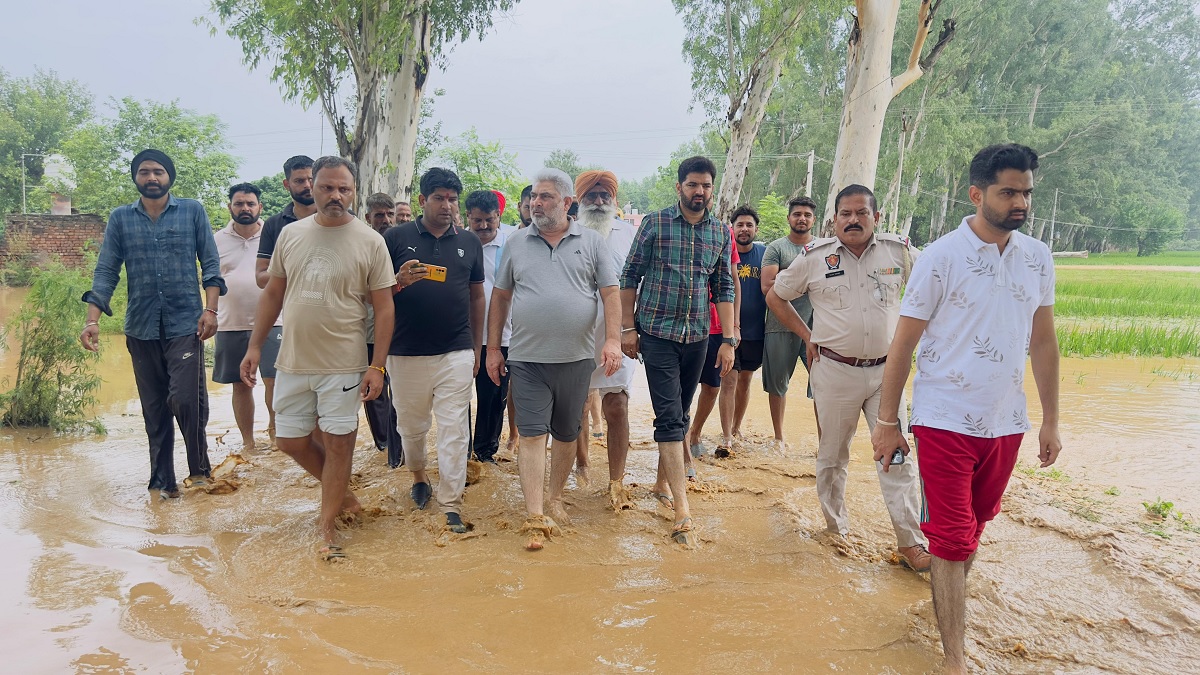 ਬਮਿਆਲ ਸਣੇ ਕਈ ਪਿੰਡਾਂ 'ਚ ਕਈ ਫੁੱਟ ਭਰਿਆ ਪਾਣੀ, ਪੈਦਲ ਹੀ ਲੋਕਾਂ ਦਾ ਹਾਲ ਜਾਨਣ ਪੁੱਜੇ ਕੈਬਨਿਟ ਮੰਤਰੀ ਕਟਾਰੂਚੱਕ