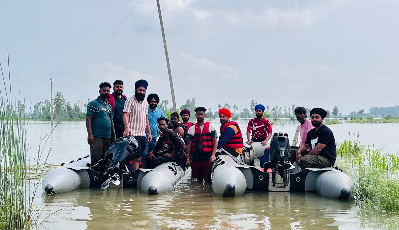 ਹੜ ਦੀ ਮਾਰ ਝੱਲ ਰਹੇ ਟਾਂਡਾ ਦੇ ਪਿੰਡ ''ਚ ਸੇਵਾ ਦਲ ਗੜਦੀਵਾਲ ਵੱਲੋਂ ਲੋਕਾਂ ਨੂੰ ਕੀਤਾ ਜਾ ਰਿਹਾ ਰੈਸਕਿਊ