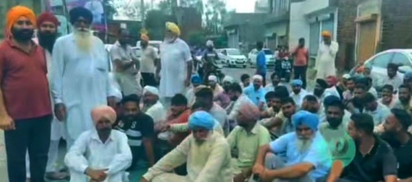 ਤੇਜ਼ ਰਫਤਾਰ ਕਾਰ ਦੀ ਟੱਕਰ ਕਾਰਨ ਮੋਟਰਸਾਈਕਲ ਸਵਾਰ ਦੀ ਮੌਤ, ਪਿੰਡ ਵਾਲਿਆਂ ਨੇ ਲਾਇਆ ਧਰਨਾ