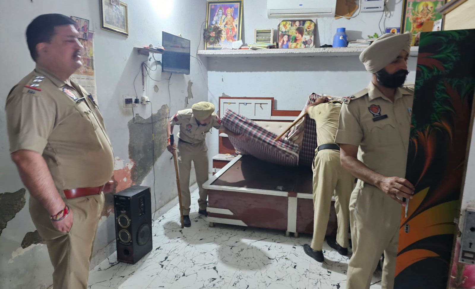 DSP ਦੀਨਾਨਗਰ ਦੀ ਅਗਵਾਹੀ ਹੇਠਾਂ ਨੇੜਲੇ ਪਿੰਡਾਂ ''ਚ ਚਲਾਇਆ ਗਿਆ ਤਲਾਸ਼ੀ ਮੁਹਿੰਮ ਅਭਿਆਨ