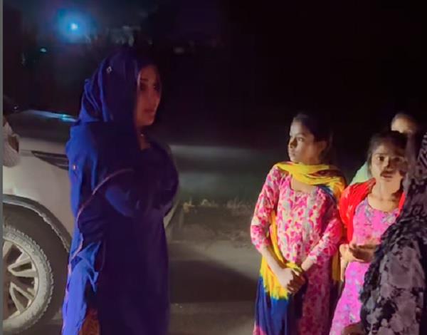 sonia mann reaches flood hit areas  appeals to people  video 