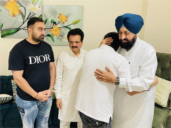 partap singh bajwa reached to share grief with bhalla family