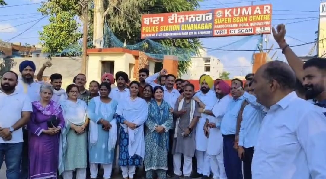 ਭਾਜਪਾ ਵਰਕਰਾਂ ਨੇ ਦੀਨਾਨਗਰ ਥਾਣੇ ਸਾਹਮਣੇ ਦਿੱਤਾ ਧਰਨਾ, ਥਾਣਾ ਮੁਖੀ ਨਾਲ ਹੋਈ BJP ਆਗੂਆਂ ਦੀ ਤਿੱਖੀ ਬਹਿਸਬਾਜ਼ੀ