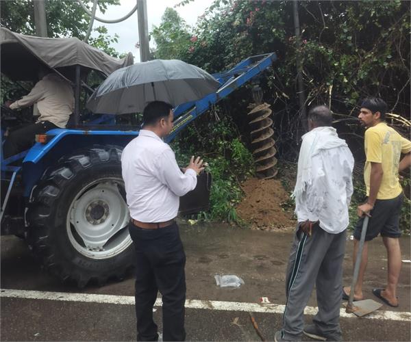 electricity employees performed their duty in heavy rain installed a new feeder