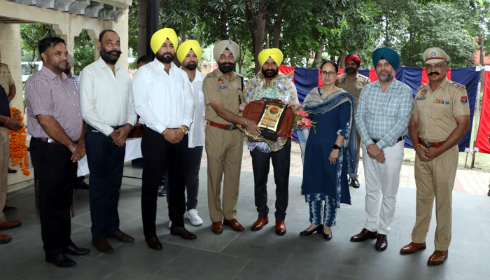 ਕਮਿਸ਼ਨਰੇਟ ਪੁਲਸ ਜਲੰਧਰ ਵਲੋਂ 6 ਪੁਲਸ ਅਧਿਕਾਰੀਆਂ ਨੂੰ ਸੇਵਾਮੁਕਤੀ ''ਤੇ ਦਿੱਤੀ ਗਈ ਨਿੱਘੀ ਵਿਦਾਇਗੀ