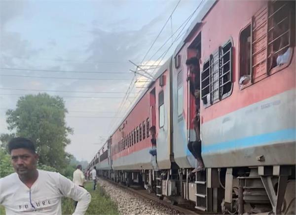 2 trains had to be stopped on the track for half an hour