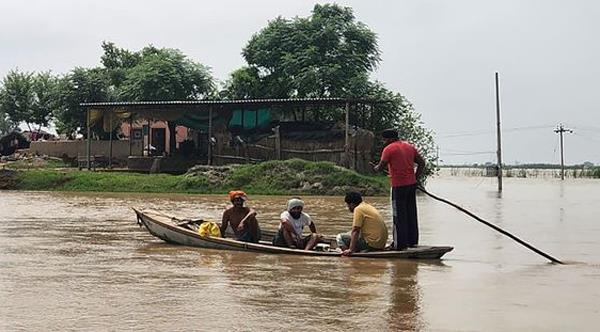 pcs  eb  officers came forward to help flood victims 